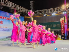 子前来旁不雅表演的李密斯欢快地说：“周末能